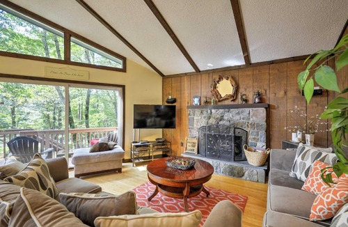 Lake Harmony Estates House | Cozy Lake Harmony Home with Deck - Between 2 Lakes!