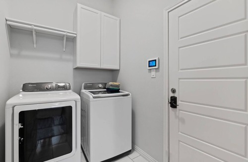Cross Roads House | Cozy Lake house at Oakpoint w/Fully Equipped Office. Pet Friendly!
