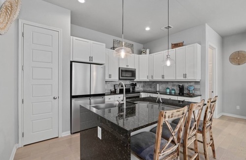 Cross Roads House | Cozy Lake house at Oakpoint w/Fully Equipped Office. Pet Friendly!
