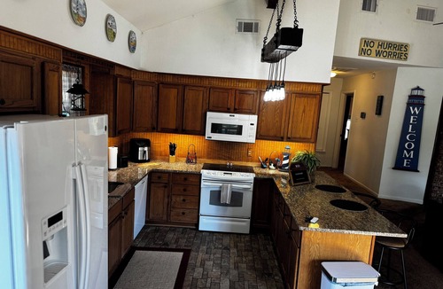 Tool House | Cozy lake house getaway on Cedar creek lake hidden gem!