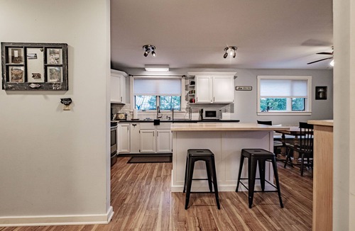 South Oxford Cottage | Cozy lake house with private beach