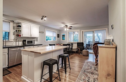 South Oxford Cottage | Cozy lake house with private beach