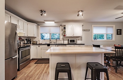 South Oxford Cottage | Cozy lake house with private beach