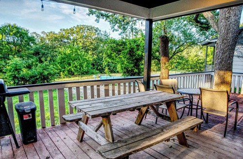 Gordonville Villa | Cozy lake side villa for family getaway. Pet-friendly