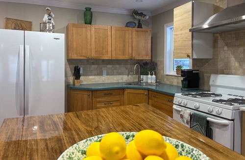 Innisfil House | Cozy Lake Simcoe Waterfront Escape for 10