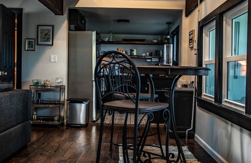 Portland Cottage | Cozy Lake-View Cottage for 4 · Wine Tasting Included · Pet Friendly