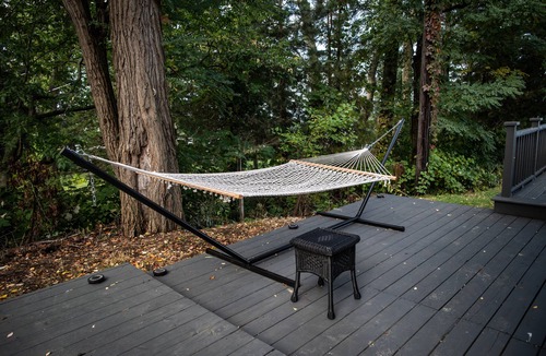 Portland Cottage | Cozy Lake-View Cottage for 4 · Wine Tasting Included · Pet Friendly