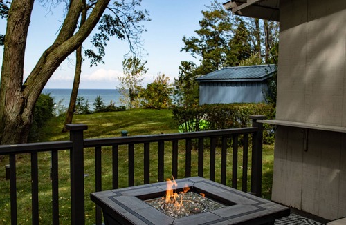 Portland Cottage | Cozy Lake-View Cottage for 4 · Wine Tasting Included · Pet Friendly