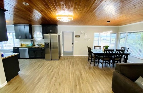 Klamath Falls House | Cozy Lake View Experience