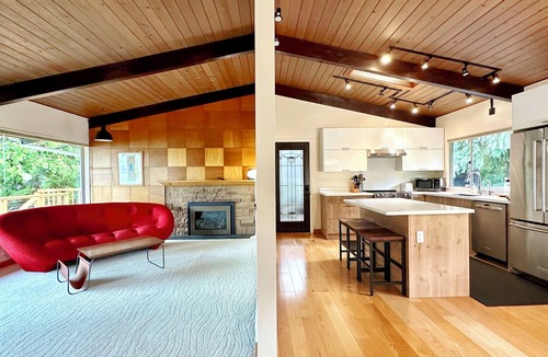 Matthews Beach House | Cozy Lake View Retreat