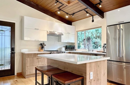 Matthews Beach House | Cozy Lake View Retreat