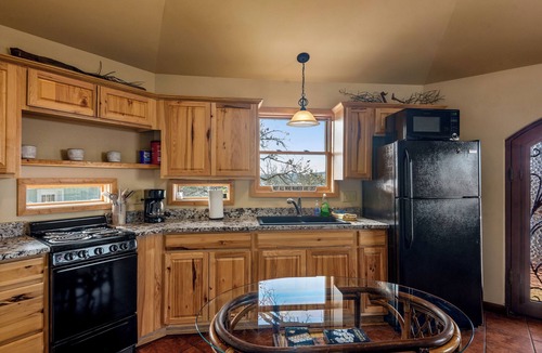 Diamond City House | Cozy Lake View Treehouse