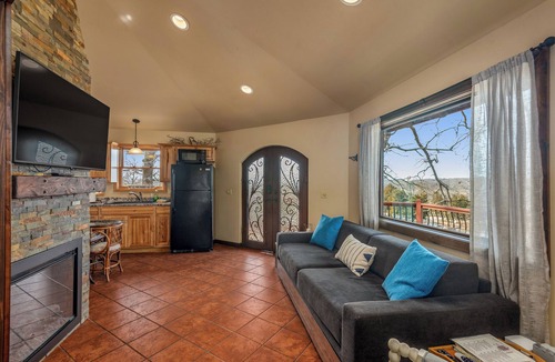 Diamond City House | Cozy Lake View Treehouse