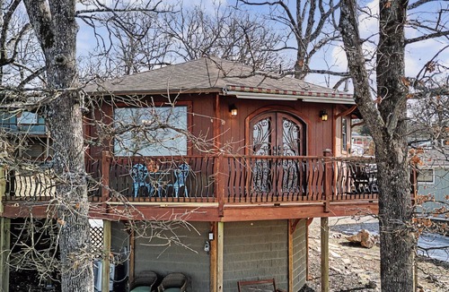 Diamond City House | Cozy Lake View Treehouse