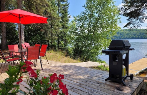 Lake St. Peter Cottage | Cozy lakefront cottage near Algonquin with a private dock.