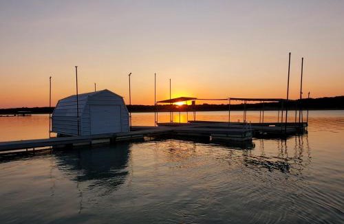 Cisco House | Cozy Lakefront A-Frame Cabin with Dock Access & BBQ Near Lake Cisco, TX