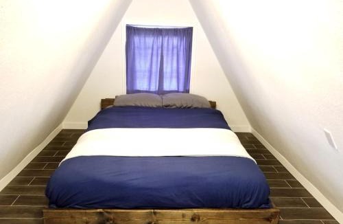 Cisco House | Cozy Lakefront A-Frame Cabin with Dock Access & BBQ Near Lake Cisco, TX