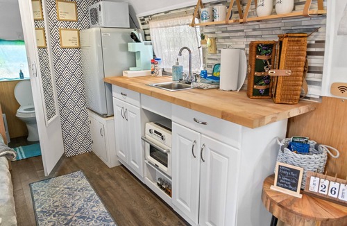 Chipley House | Cozy Lakefront Airstream