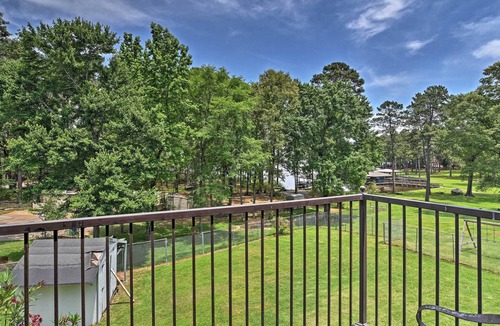 Benton House | Cozy Lakefront Benton Home ~ 20 Mi to Shreveport!