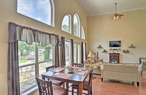 Benton House | Cozy Lakefront Benton Home ~ 20 Mi to Shreveport!