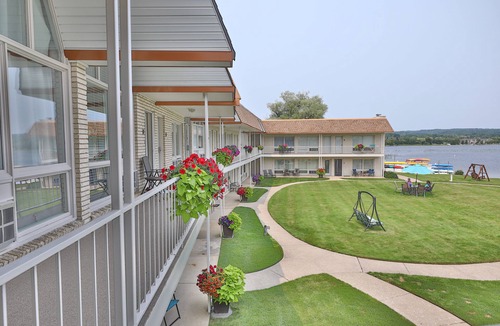 Conway Condo | Cozy Lakefront Condo with Beach - AMAZING Location!
