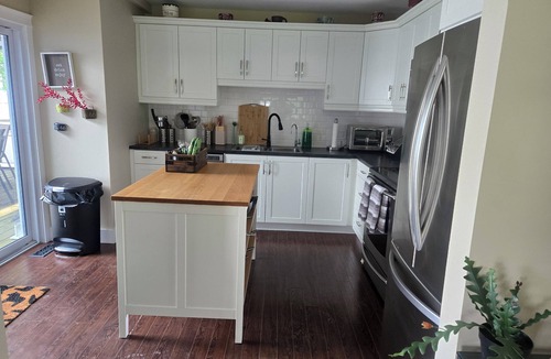 Carrying Place Cottage | Cozy Lakefront Cottage in Carrying Place