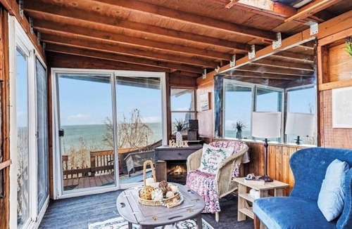 North Kingsville Cabin | Cozy Lakefront Cabin Hot Tub + Stunning Views