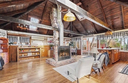North Kingsville Cabin | Cozy Lakefront Cabin Hot Tub + Stunning Views