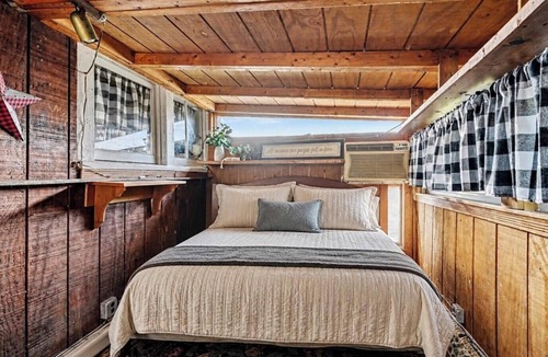 North Kingsville Cabin | Cozy Lakefront Cabin Hot Tub + Stunning Views