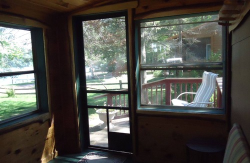Hayward Resort | Cozy lakefront cabin
