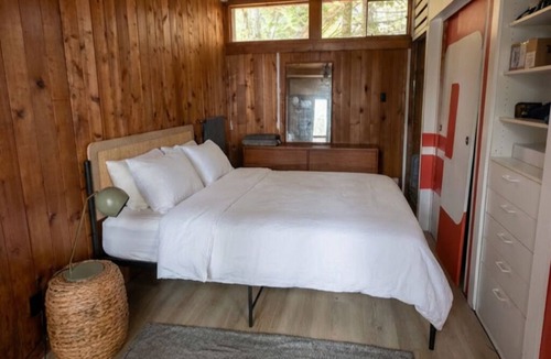 Lake of Bays Cabin | Cozy Lakefront Cottage | Firepit, Dock & Lake Access