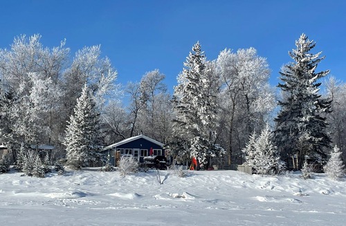 Arnes Cottage | Cozy Lakefront Cottage Summer Fun/Winter Adventures!