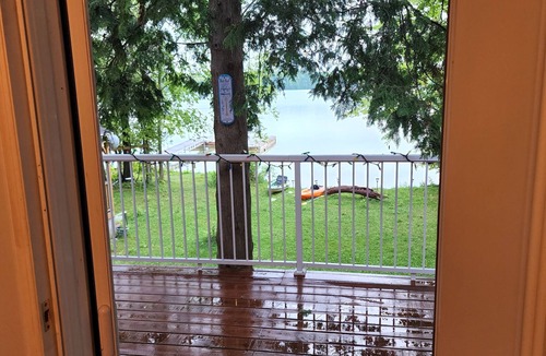Georgian Bluffs House | Cozy lakefront cottage w/hottub for all your family relax.