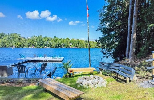Seguin Cottage | Cozy Lakefront Cottage Breathtaking Views Firepit