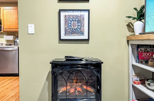 Homer Cottage | Cozy Lakefront Cottage w/Kayaks, Firepit, Views & Firepit!