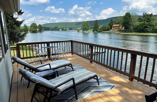 Homer Cottage | Cozy Lakefront Cottage w/Kayaks, Firepit, Views & Firepit!