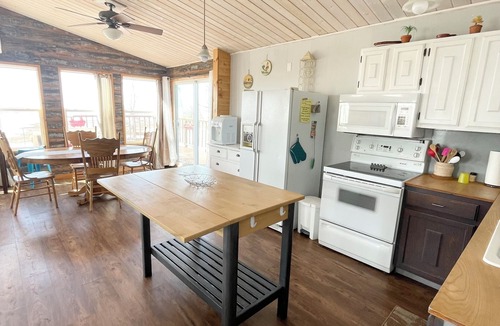 Saint Laurent Cabin | Cozy Lakefront Cottage