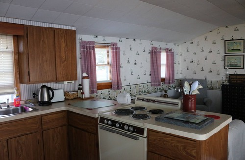 Town of Yates Cottage | Cozy Lakefront Cottage 60 Minutes from Niagara Falls