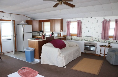 Town of Yates Cottage | Cozy Lakefront Cottage 60 Minutes from Niagara Falls