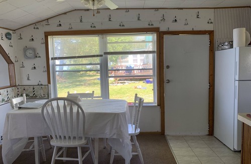 Town of Yates Cottage | Cozy Lakefront Cottage 60 Minutes from Niagara Falls