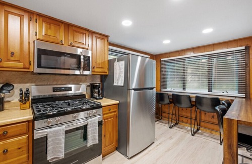 Washington House | Cozy Lakefront Cottage