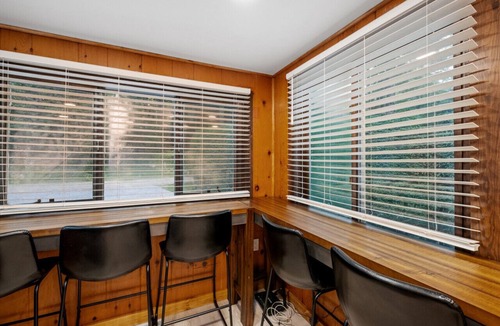 Washington House | Cozy Lakefront Cottage