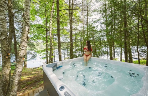 Lake of Bays Cottage | Cozy Lakefront Cottage: Views-Hot Tub-Pet Friendly