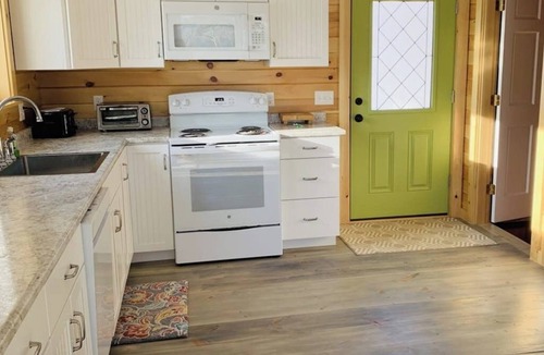 Newcastle Cabin | Cozy Lakefront Cottage with Stunning Views, Deck, BBQ Grill, and Outdoor Firepit
