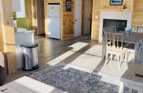 Newcastle Cabin | Cozy Lakefront Cottage with Stunning Views, Deck, BBQ Grill, and Outdoor Firepit