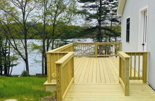 Newcastle Cabin | Cozy Lakefront Cottage with Stunning Views, Deck, BBQ Grill, and Outdoor Firepit