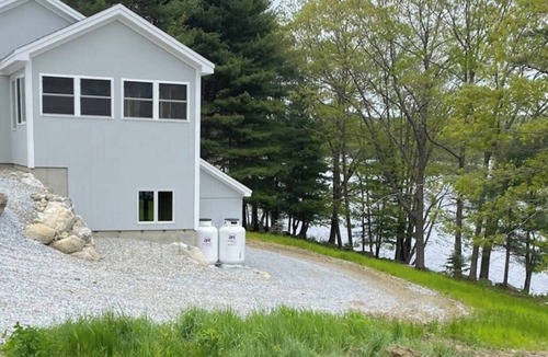 Newcastle Cabin | Cozy Lakefront Cottage with Stunning Views, Deck, BBQ Grill, and Outdoor Firepit