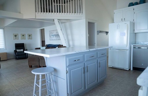 Dashwood House | Cozy Lakefront Cottage - Private Beach