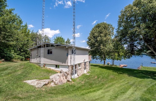 Minden Hills Cottage | Cozy lakefront cottage overlooking the lake. Max 6 persons