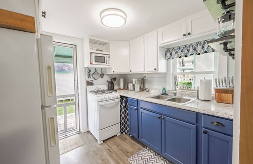 Belgrade Cottage | Cozy Lakefront Cottage